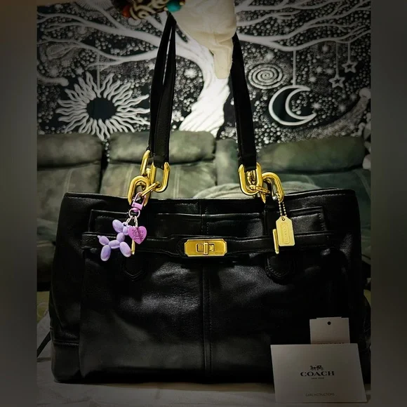Vintage style Coach Black Leather Shoulder Bag with Gold Accents display picture 3